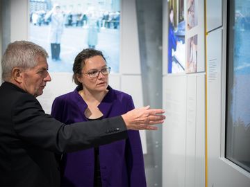 Das Bild zeigt Andrea Nahles, Vorsitzende der SPD, zusammen mit Roland Jahn, Bundesbeauftragter für die Stasi-Unterlagen, in der Ausstellung "Einblick ins Geheime"