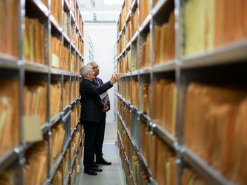  Der Bundesbeauftragte Roland Jahn führt den UN-Sonderberichterstatter zum Recht auf Privatsphäre, Prof. Joe Cannataci, durch das Stasi-Unterlagen-Archiv