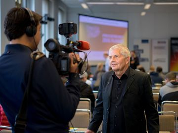 Der Bundesbeauftragte Roland Jahn gibt ein Interview auf dem Tag der Pressefreiheit.