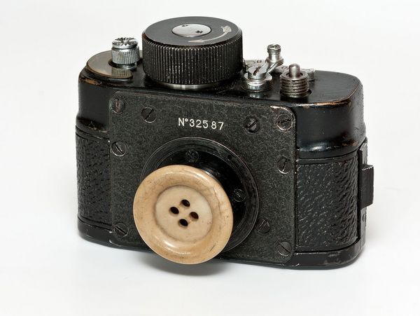 Kleine Überwachungskamera mit einem Knopf am Objektiv zum verdeckten Einsatz unter der Kleidung