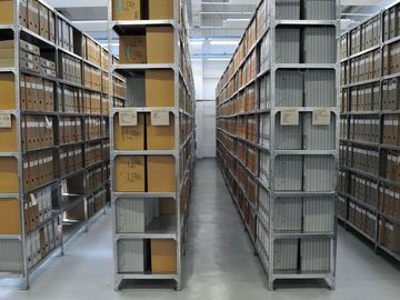 Aktenregale mit in Kartons gelagerten Stasi-Unterlagen im Magazin des Archivs in Neubrandenburg
