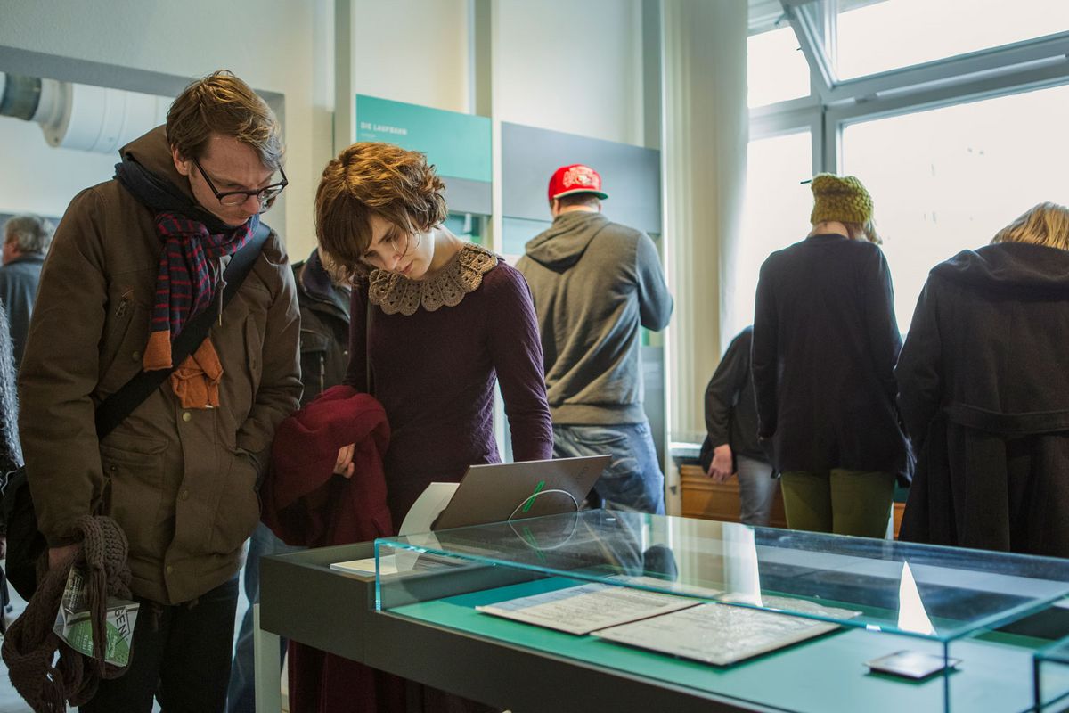 Spitzeltechnik, Stasi-Zersetzungsstrategien oder Mielkes Schreibtisch weckten das Interesse der Besucher im Stasi-Museum.