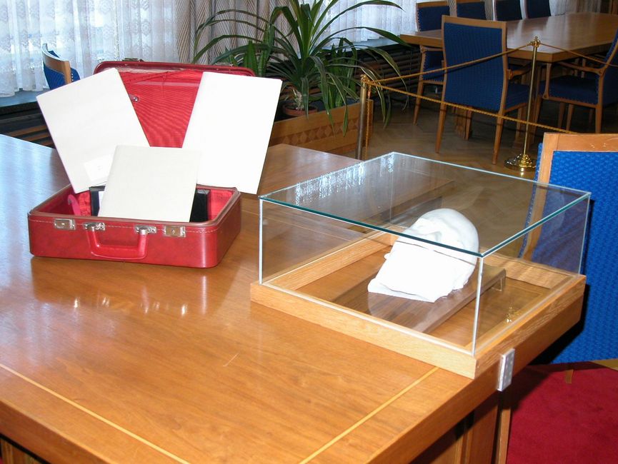 Der "Rote Koffer" 2004 neben einer unter Glas gesicherten Totenmaske von Lenin auf dem ehemaligen Schreibtisch von Erich Mielke