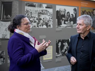 Das Bild zeigt Andrea Nahles, Vorsitzende der SPD, zusammen mit BStU Roland Jahn vor der Ausstellung der Robert-Havemann-Gesellschaft.