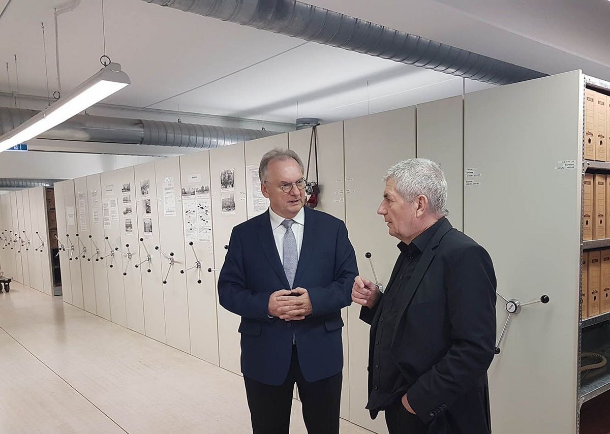 Der Ministerpräsident des Landes Sachsen-Anhalt Reiner Haseloff (CDU) und der Bundesbeauftragte Roland Jahn im Stasi-Unterlagen-Archiv in Halle