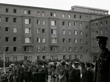 Historisches Foto von einer Menschenmenge im Innenhof der Stasi-Zentrale. Im Hintergrund: Haus 7.