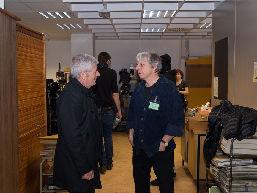 Das Bild zeigt den  Bundesbeauftragten Roland Jahn und Regisseur Andreas Dresen in einem Raum des Stasi-Unterlagen-Archivs im Gespräch.