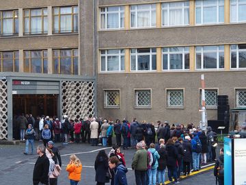Besucherinnen und Besucher stehen Schlange am Eingang des Stasimuseums.