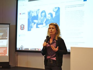 Die Pressesprecherin des BStU, Dagmar Hovestädt, während ihrer Keynote zum Thema "Aktiv in Sachen Demokratie und Menschenrechte. Erfahrungen des Stasi-Unterlagen-Archivs".