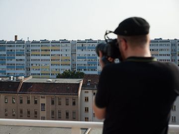 Ein Besucher fotografiert ein Gebäude auf dem Gelände der ehemaligen Stasi-Zentrale.