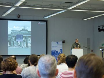 Rainer E. Klemke während seiner Keynote zur BerlinHistory-App.