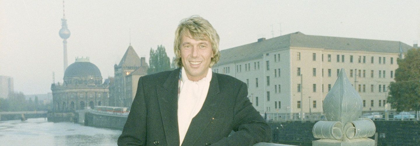 Roland Kaiser steht im Oktober 1987 in Ost-Berlin. Im Hintergrund die Museumsinsel und der Fernsehturm.
