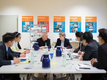 Das Bild zeigt Roland Jahn, der Bundesbeauftragter für die Stasi-Unterlagen zusammen mit Frau Prof. Dr. Menne-Haritz, ehemalige Vize-Präsidentin vom Bundesarchiv, im Gespräch mit einer Delgeation der KMT-Partei aus Taiwan.