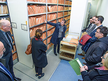 Teilnehmerinnen und Teilnehmer des Netzwerktreffens bei einer Führung durch das Magazin des Stasi-Unterlagen-Archivs.