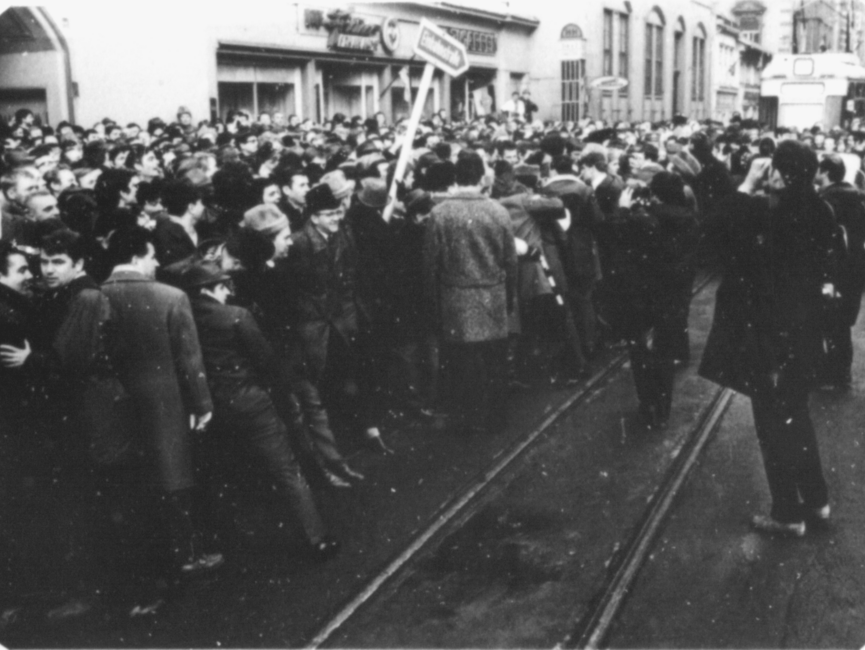 Hunderte von Menschen versammelten sich am Tag des Besuchs von Willy Brandt rund um den Hauptbahnhof in Erfurt und das Hotel "Erfurter Hof".