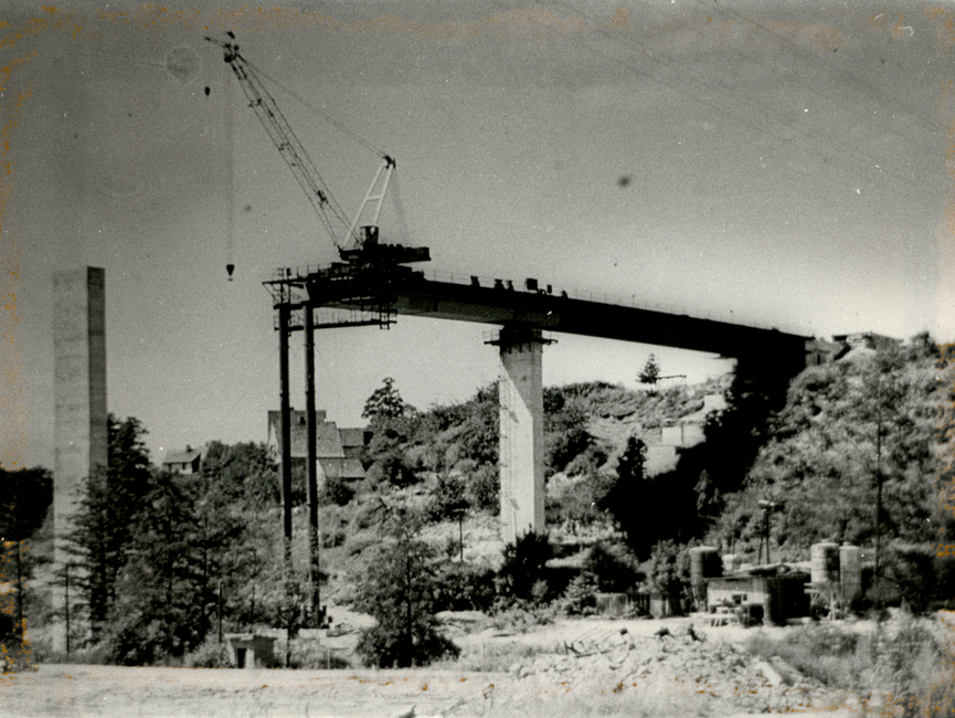Aufnahme der teilweise aufgebauten Brücke in Zeulenroda.