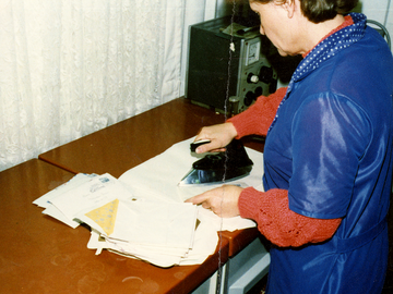 Eine MfS-Mitarbeiterin bügelt wieder verschlossene Briefe.