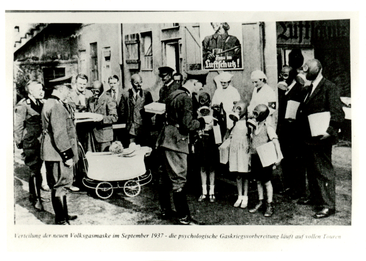 Verteilung von Gasmasken an Bürgerinnen und Bürger im September 1937
