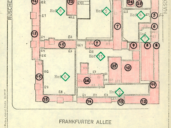 [Das Dokument zeigt eine Übersichtskarte der ehemaligen Stasi-Zentrale in Berlin-Lichtenberg. Die einzelnen Häuser sind rosa eingefärbt mit schwarzen Ziffern versehen, aus denen sich die Bezeichnung der Häuser ergeben, z.B. "Haus 1". Gleiches gilt für die Höfe, die grün gekennzeichnet sind. Der Häuserkomplex ist umrissen mit Straßennamen Ruschestraße (links), Normannenstraße (oben), Magdalenenstraße (rechts) und Frankfurter Allee (unten).]